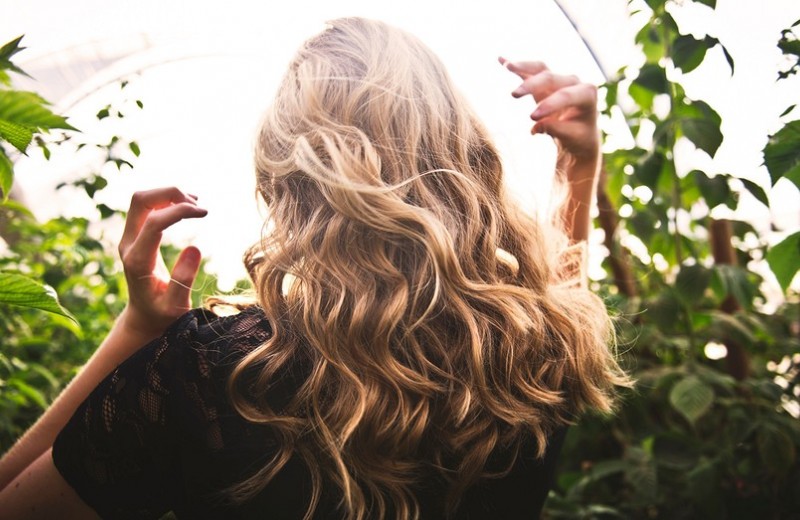 Выпадают волосы: причины и 8 реальных способов остановить это