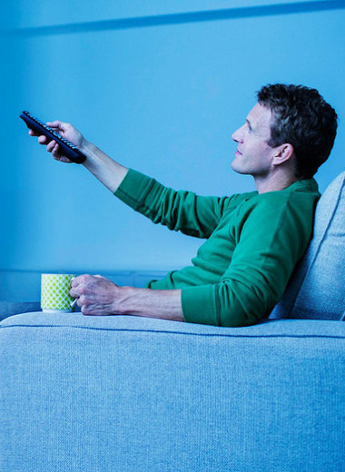 Как включить телевизор без пульта: 3 проверенных способа