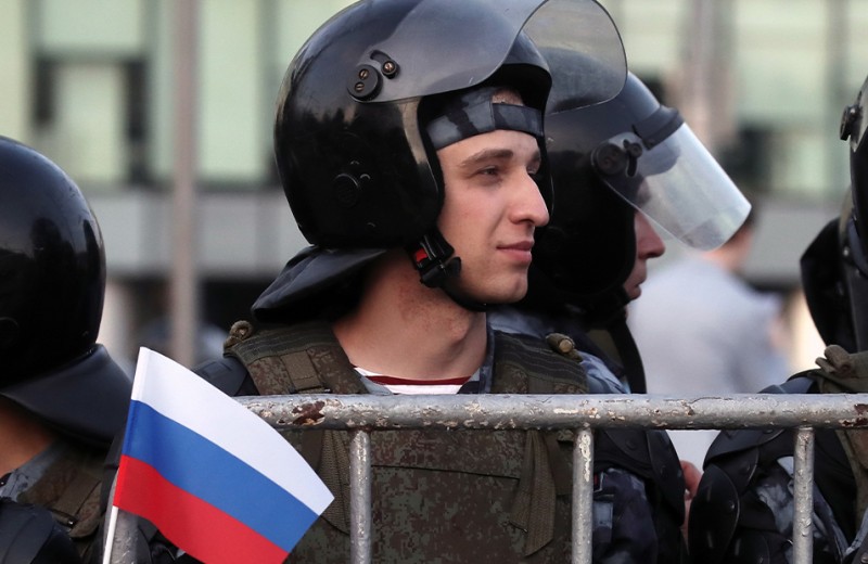 В Москве — протесты, а Путин скрывается на дне морском