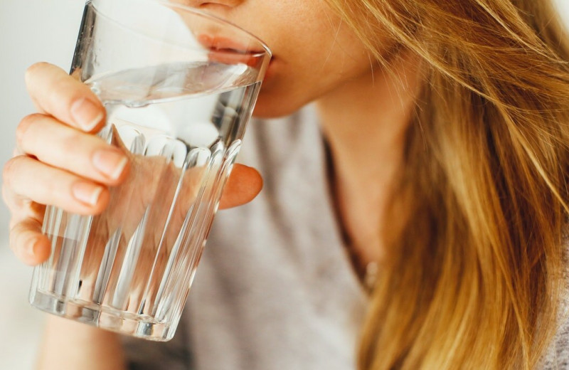 Действительно ли питьевая вода содержит женские гормоны, стероиды и лекарства и как уберечь себя от этого