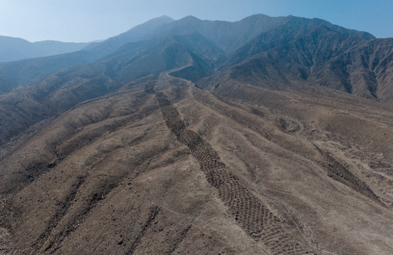 Полосу ям в Перу назвали бартерным рынком