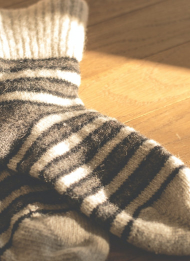 Не спешите их выбрасывать: 10 лайфхаков о том, как можно разумно использовать старые носки