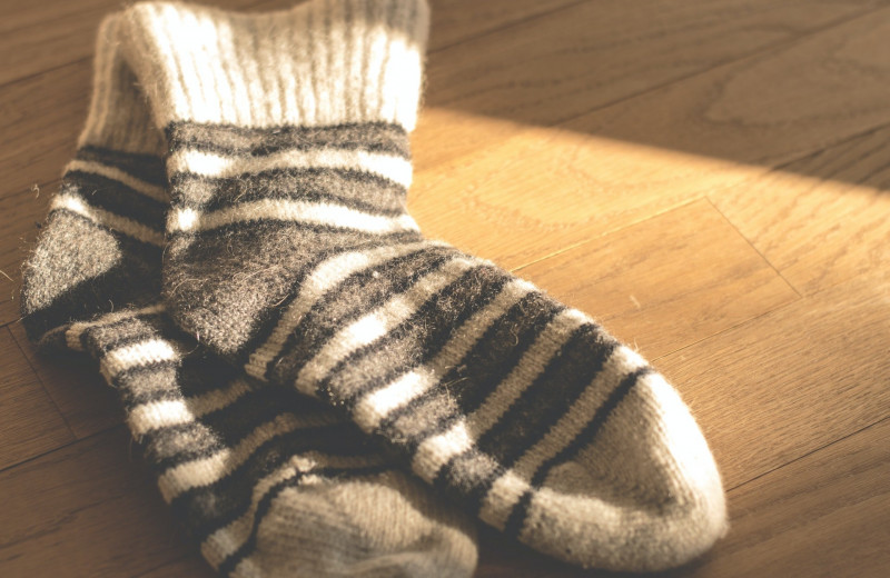 Не спешите их выбрасывать: 10 лайфхаков о том, как можно разумно использовать старые носки