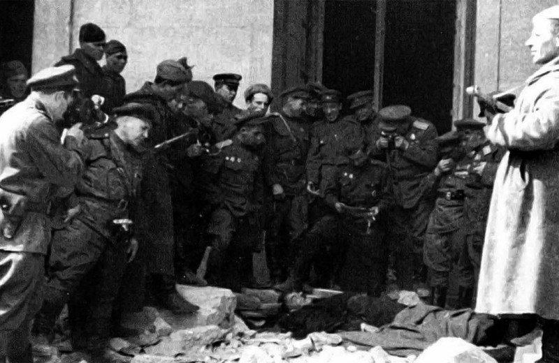 Советские солдаты возле убитого двойника Гитлера