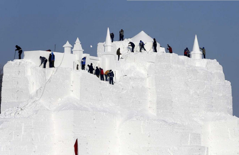 Построить снежную крепость