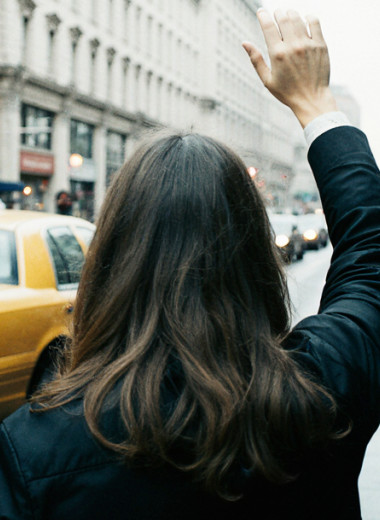 Такси идет на обгон