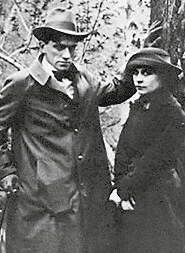 Владимир Маяковский и Лиля Брик на прогулке