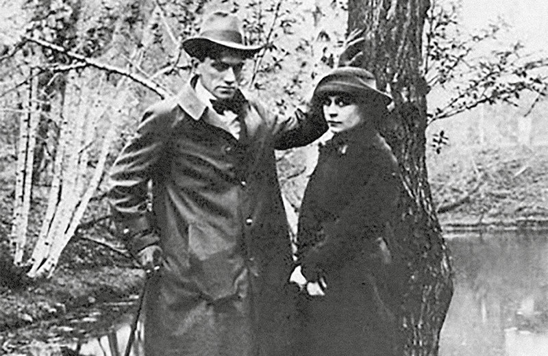 Владимир Маяковский и Лиля Брик на прогулке