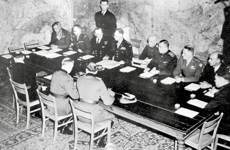 Подписание Акта о безоговорочной капитуляции германских вооружённых сил