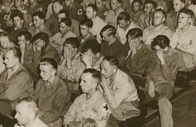 Немецкие военнопленные смотрят фильм о холокосте, 1945 год