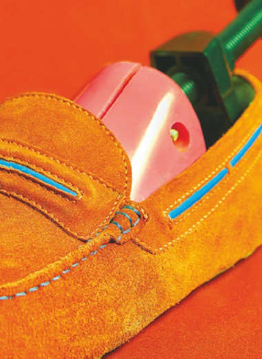 След в след