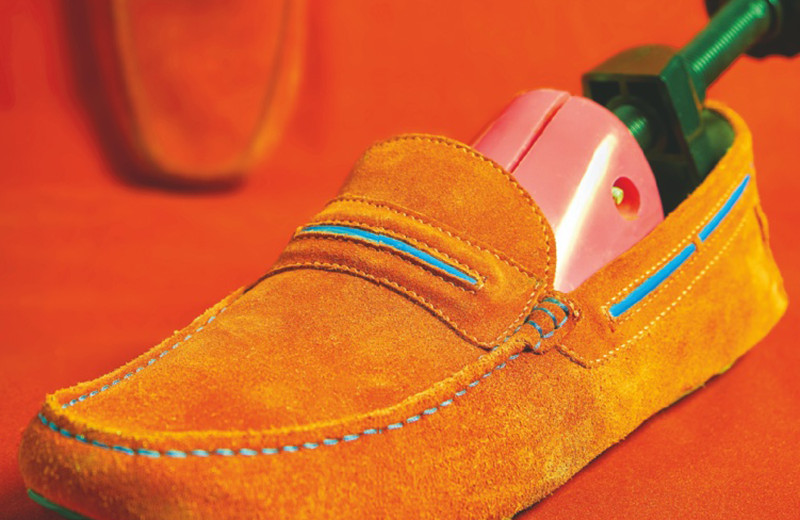 След в след