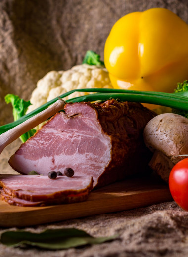 Нежно томленное мясо с томатами, луком и травами