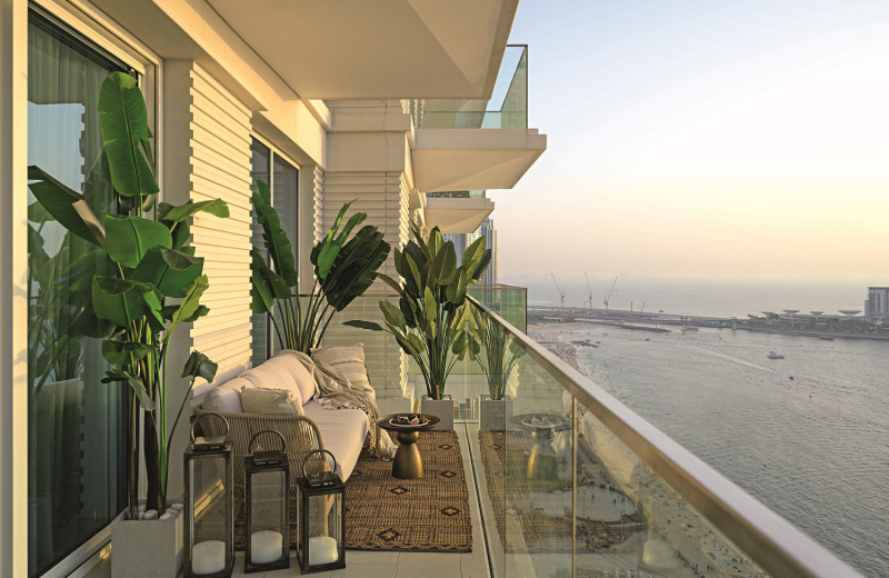 На побережье