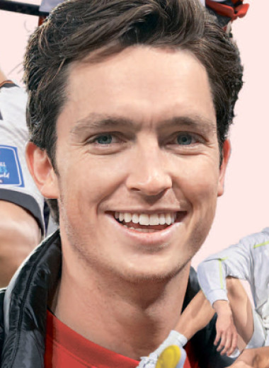 Атлет расправил плечи