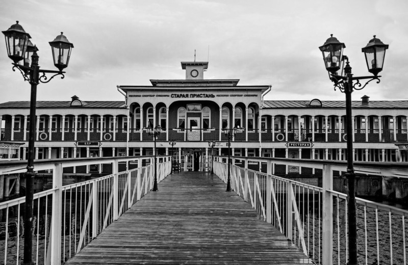 Старинные дебаркадеры, ангары, вокзалы, депо как элементы современного города