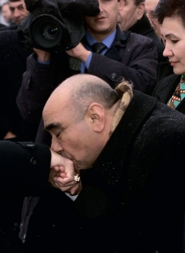 Чиновник целует руку туркменскому президенту Ниязову
