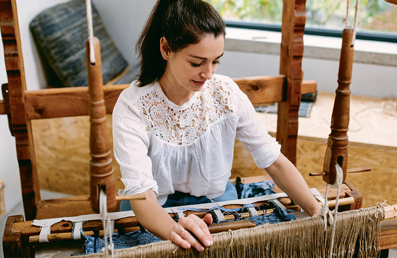 Три девицы под окном