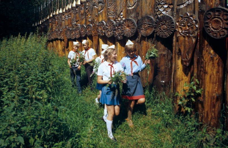 Школьники в пионерском лагере «зз богатыря»