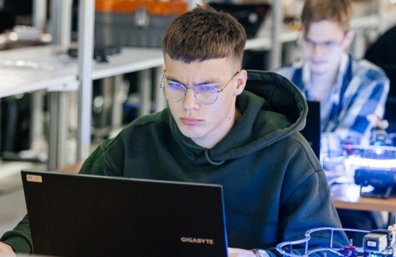 Соцсети как новая реальность для подростков: как защитить детей