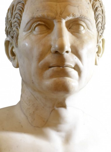 Человек и салат: 9 мифов о Юлии Цезаре