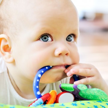 Прорезывание зубов: как помочь малышу?