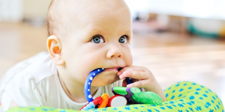 Прорезывание зубов: как помочь малышу?