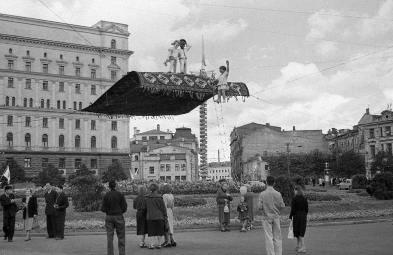 Ковёр-самолёт на площади Дзержинского