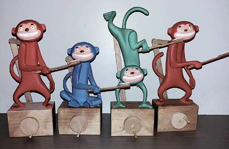 Циклы из игрушечных обезьянок и игральных кубиков