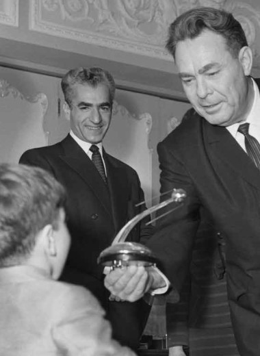 Леонид Брежнев вручает подарки сыну иранского шаха
