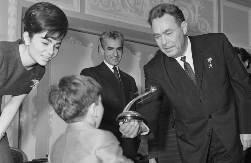 Леонид Брежнев вручает подарки сыну иранского шаха