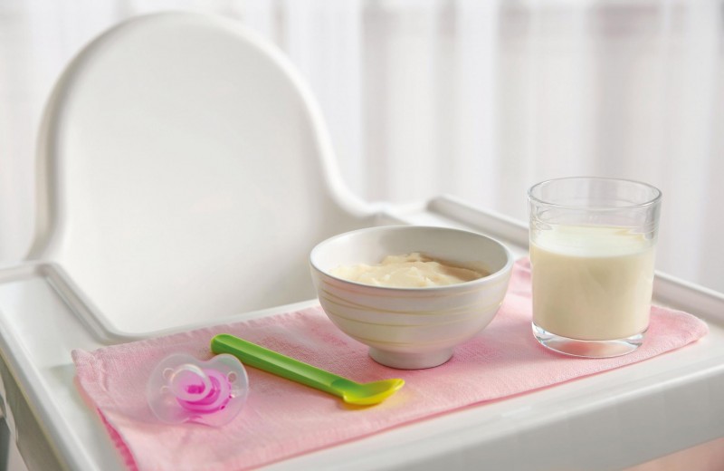 Коровье молоко в питании малыша: когда, как и сколько?
