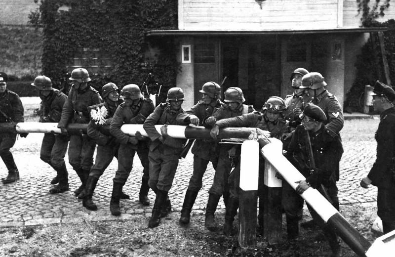 Войска Третьего рейха вторгаются в Польшу