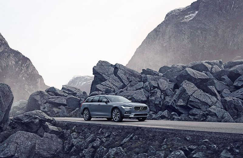 Volvo V90 Cross Country и Lexus ES