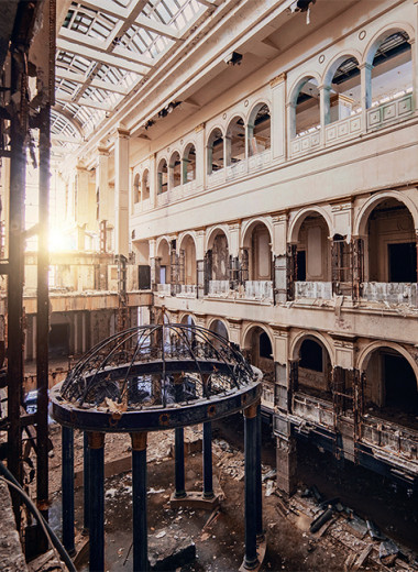 Молчат дома