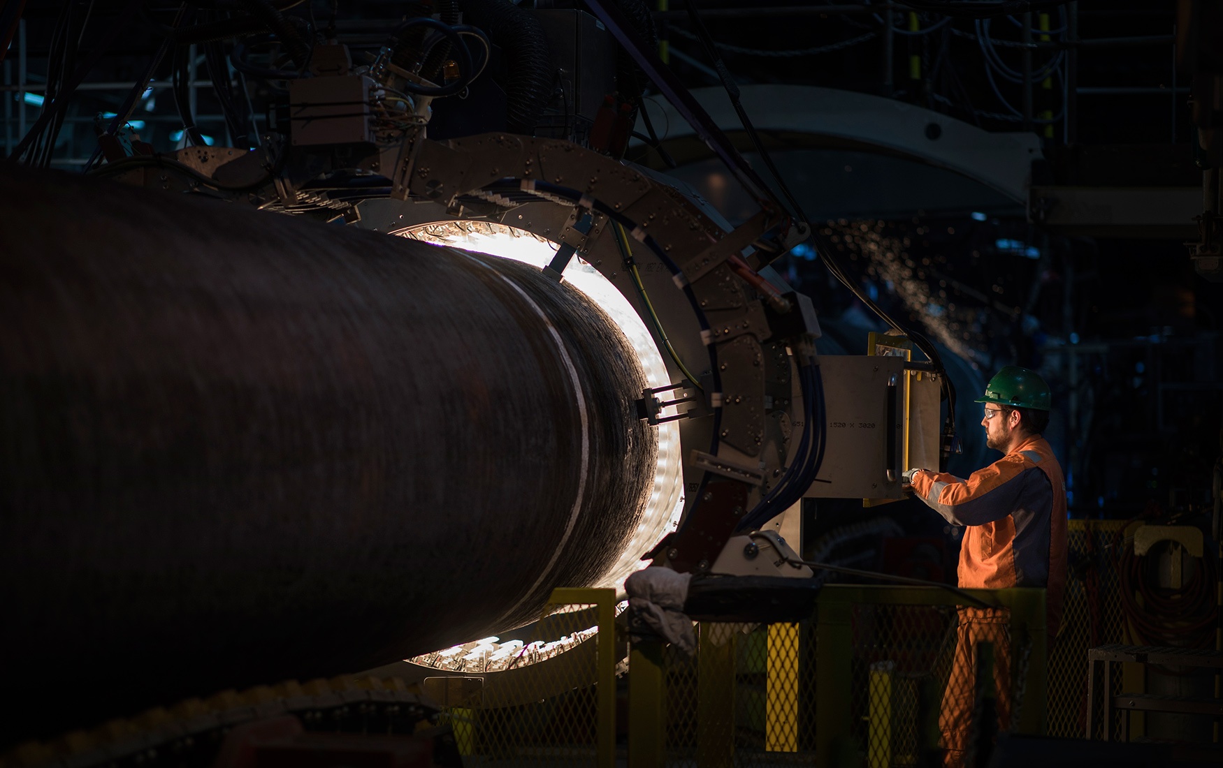 1-nsp2-welding-pipes-together-on-board-the-pioneering-spirit-axel-schmidt-201902-lklasrj-large-rgb.jpg__1572606924__67307.jpg