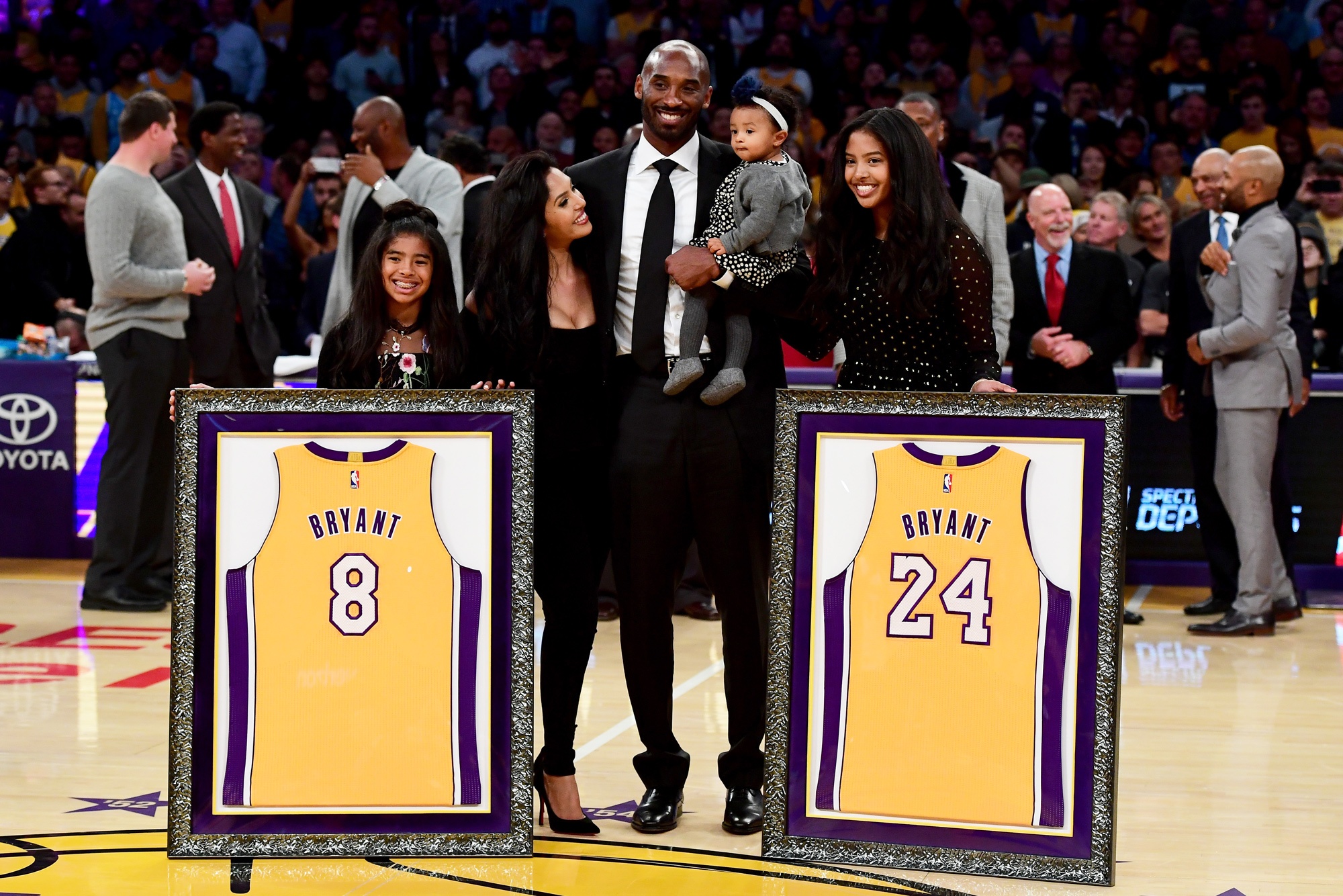 Коби Брайант с семьей в Staples Center в Лос-Анджелесе вскоре после ухода из спорта.