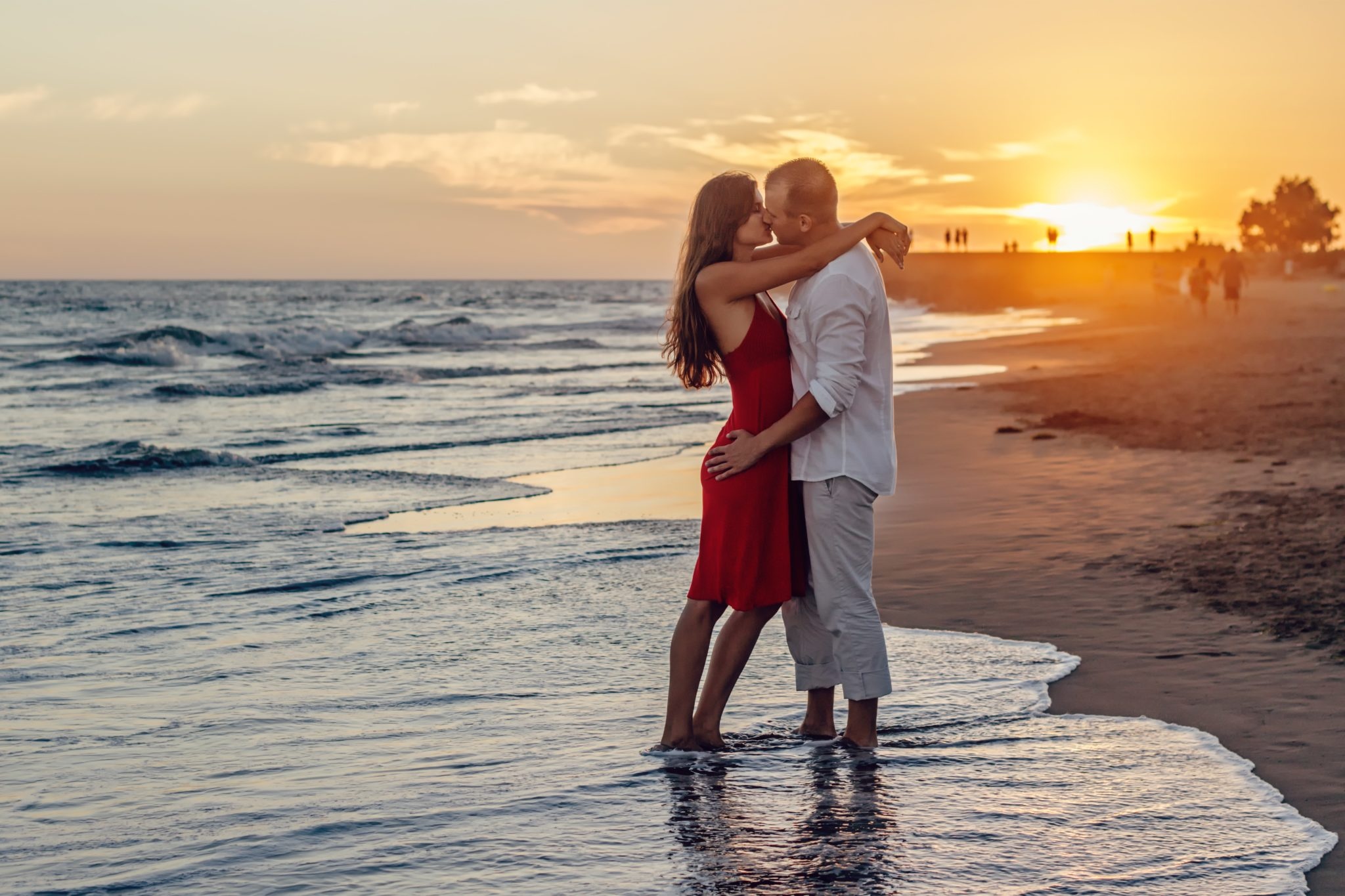 beach-couple-dawn-285938-1.jpg