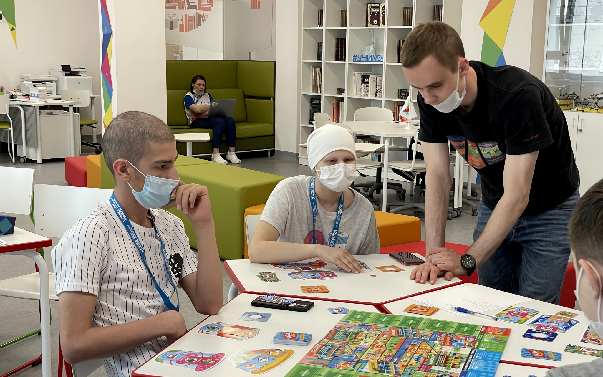 Ученики госпитальной школы «УчимЗнаем«за настольной игрой «ФудСовет»