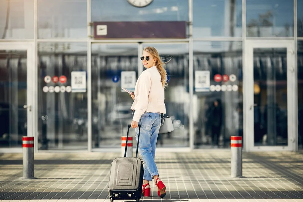 krasivaa-devuska-stoa-v-aeroportu-1.webp