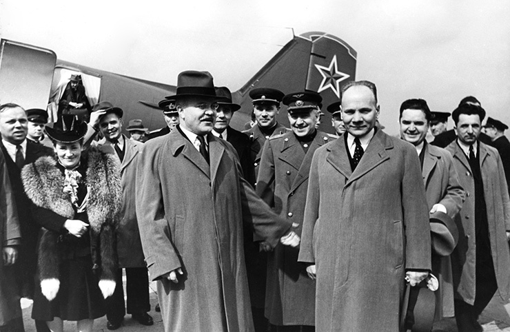 Лондон. 10 сентября 1945 г. Народный комиссар иностранных дел СССР Вячеслав Михайлович Молотов (слева на первом плане), его супруга Полина Семеновна Жемчужина и посол СССР в Великобритании Федор Тарасович Гусев (справа на первом плане) во время церемонии встречи в аэропорту