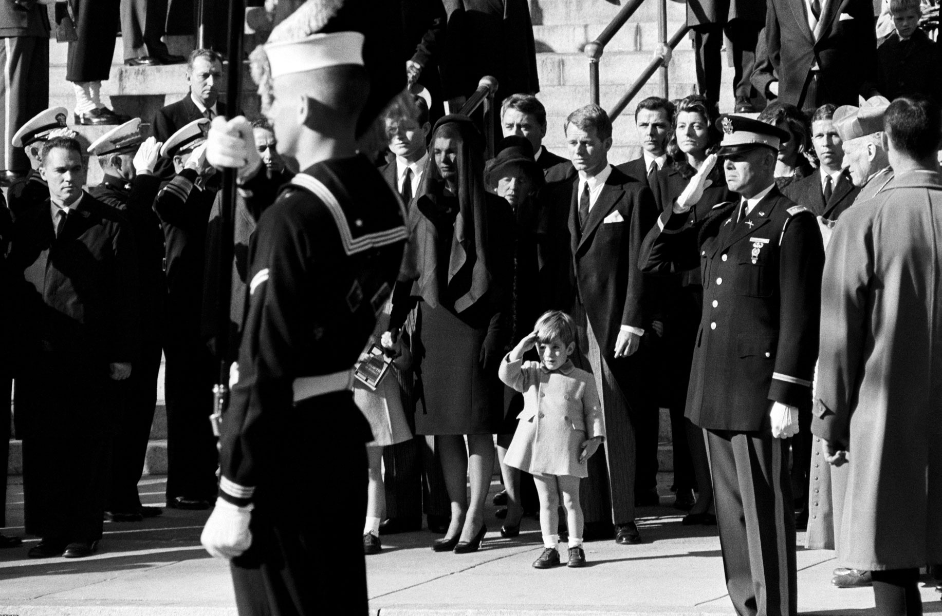 3-летний Джон Ф. Кеннеди-младший на похоронах отца, 1963 год