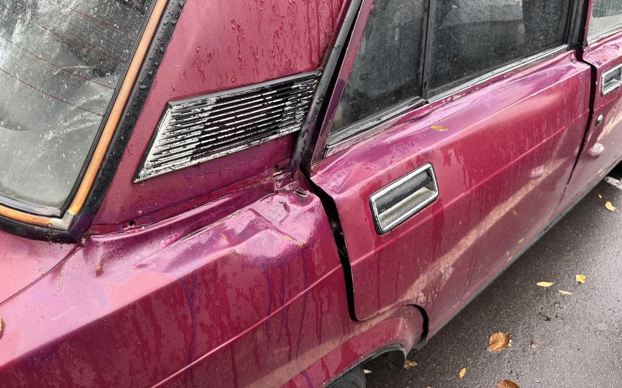 Судя по всему, владелец пытался произвести локальный ремонт собственными силами. Но получилось не очень