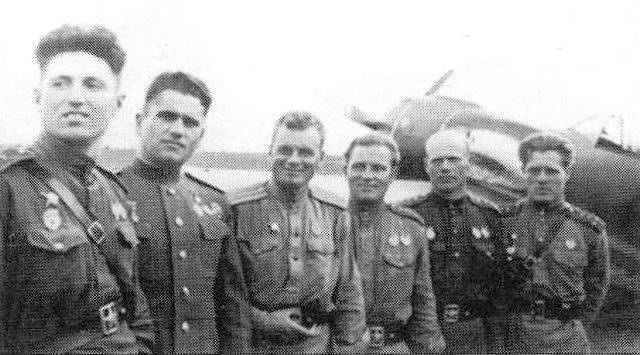Семен Бычков  ( третий справа )  среди других летчиков - истребителей