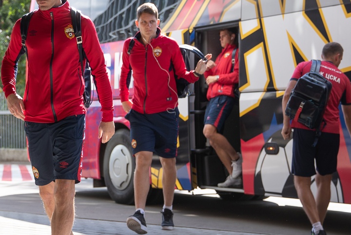 captain_of_cska_igor_akinfeev_and_team_with_piquadro_backpack.jpg__1569526511__83037__vid309449e.jpg