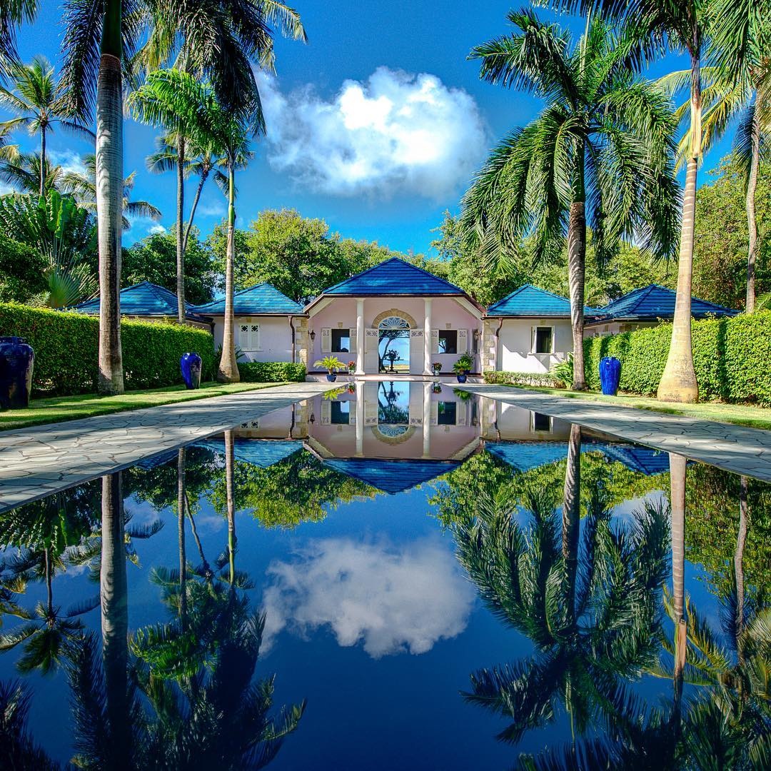 На острове насчитвается 114 домов