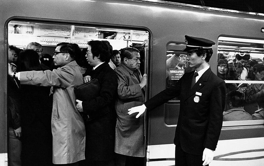 Жилье — а если быть точнее однотипные дома размером чуть ли не с кроличью клетку, — настолько же больная тема в Токио, как двухчасовой путь на работу и набитые битком вагоны метро в час пик.