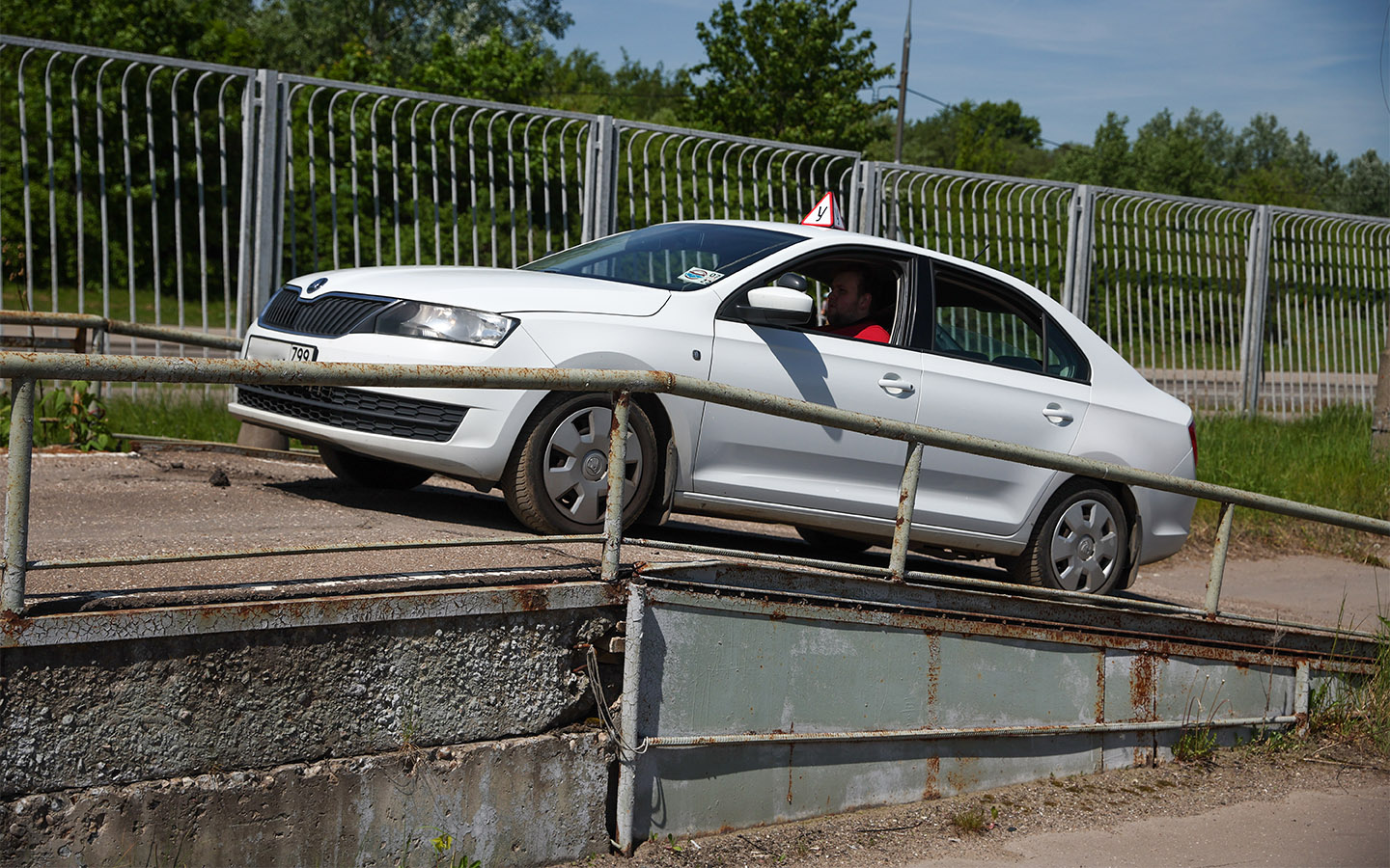 Практикуйтесь в спокойной обстановке. Найдите небольшой подъем без автомобильного движения и тренируйтесь до тех пор, пока не начните уверенно ощущать машину