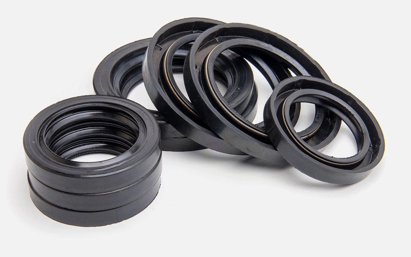 Сальник — это уплотнительный элемент для вращающегося вала или поступательно двигающегося поршня