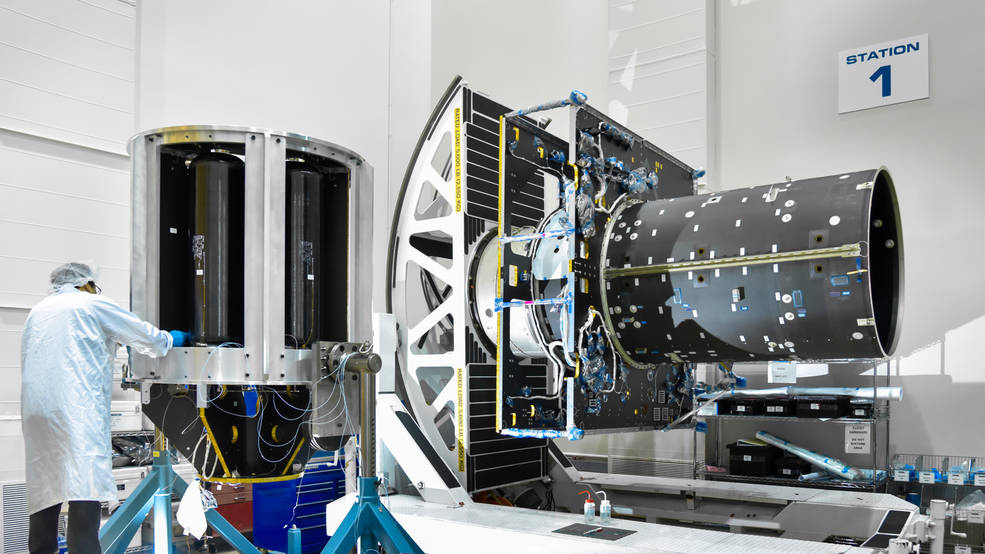 Техник устанавливает часть электрической двигательной установки в корпус корабля Psyche